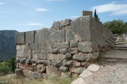 Pokladnice Sifnijských v Delfách, kolem 525 před n. l. Východní a severní strana, Kredit: Zde, Wikimedia Commons. Licence CC 4.0.