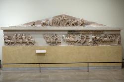 Východní průčelí pokladnice Sifnijských v Delfách, 525 před n. l. Archeologické muzeum v Delfách. Kredit: Zde, Wikimedia Commons. Licence CC 4.0.