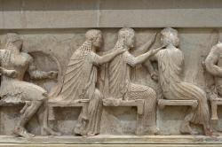 Shromáždění bohů (Afrodité, Artemis a Apollón). Reliéf z východní strany pokladnice Sifnijských, 525 před n. l. Archeologické muzeum v Delfách. Kredit: Zde, Wikimedia Commons. Licence CC 4.0.
