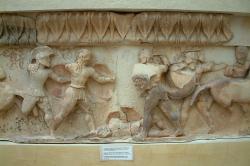 Bojová scéna z trójské války. Reliéf z východní strany pokladnice Sifnijských, 525 před n. l. Archeologické muzeum v Delfách. Kredit: Zde, Wikimedia Commons. Licence CC 4.0.
