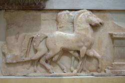 Koně. Reliéf z pokladnice Sifnu, po 525 před n. l. Archeologické muzeum v Delfách. Kredit: Zde, Wikimedia Commons. Licence CC 4.0.