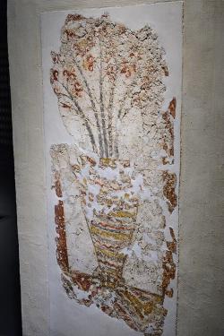 Kamenná váza s červenými liliemi. Freska z místnosti 4 Západního domu v Akrotiri, 17. století před n. l. Prehistoric Museum of Thira. Kredit: Zde, Wikimedia Commons. Licence CC 4.0.