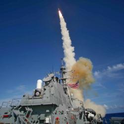 Odpálení rakety SM-3 systému Aegis BDM torpédoborce USS Decatur (2007). Kredit: US Navy.