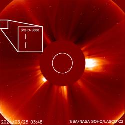 Schopnost observatoře vidět „proti slunci“ z ní udělala nejplodnějšího lovce komet. Vděčíme jí za více než polovinu komet, které známe. Nově objevená kometa je mezi dvěma úsečkami. Kredit: ESA/NASA