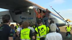 Solar Impulse po letu trvajícím čtyři a půl dne vítají na Havaji. (Kredit: Solar Impulse)