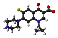 Molekula ciprofloxacinu, asi najpoužívanejšieho fluorochinolonu, vyvinutého firmou Bayer