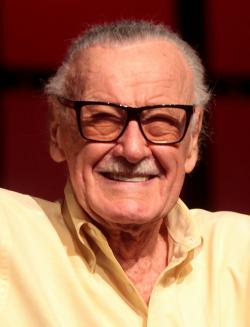 Stan Lee, rodným jménem Stanley Martin Lieber, syn emigrantů rumunských Židů. S psaním začínal v centru výzkumu tuberkulózy, byly to nekrology a lékařské zprávy. V armádě Spojených států amerických sloužil u Signal corps, kde psal tréninkové manuály, vymýšlel slogany a propagační materiály. Prorazil až jako redaktor a komiksový scenárista. Postupně se stal hercem, producentem, vydavatelem, televizní osobností a skončil jako prezident a předseda společnosti Marvel Comics.  Autor foto: Gage Skidmore, 2014, CC BY-SA 3.0.