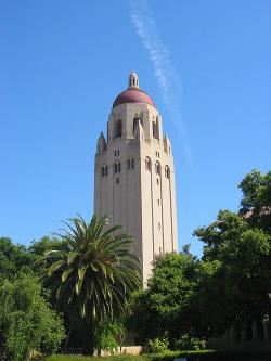 Hoover Tower, Stanford University. Kredit: Jawed Karim, Wikimedia Commons, CC BY-SA 4.0.