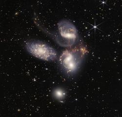 Stephanův kvintet na snímku Webbova dalekohledu. Kredit: NASA, ESA and CSA, Wikimedia Commons.