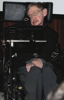 Hawking 5. května 2006, tisková konference v Bibliothèque nationale de France při otevření astronomické a částicové laboratoře v Paříži a uvedení francouzské verze své práce Bůh stvořil celá čísla.  Kredit: Wikipedia, volné dílo.