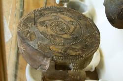 Kykladská „pánvička“ se spirálami a koncentrickým vzorem, 28. století před n. l. Archeologické muzeum na Paru (Parosu). Kredit: Zde, Wikimedia Commons. Licence CC 3.0.