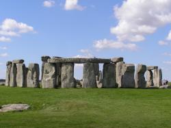Lidé doby kamenné se nedaleko dnešního Stonehenge scházeli a slavili slunovrat ještě před tím, než přistoupili k budování této velkolepé svatyně z mnohatunových kamenných bloků. Zdroj: Wikipedia, autor – garethwiscombe, CC BY 2.0