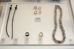 Submykénské šperky z Tiryntu, 1025 až 900 před n. l. Archeologické muzeum v Naupliu. Kredit: Zde, Wikimedia Commons. Licence CC 4.0.