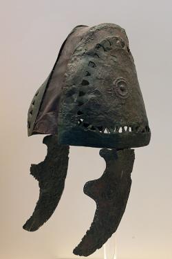 Bronzová přilba z úsvitu doby železné. Tiryns, 1050-1025 před n. l. Archeologické muzeum v Naupliu (Nafplionu). Kredit: Zde, Wikimedia Commons. Licence CC 4.0.