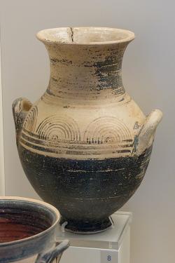 Amforiskos (menší amfora). Tiryns, 1025 až 900 před n. l. Archeologické muzeum v Naupliu. Kredit: Zde, Wikimedia Commons. Licence CC 4.0.