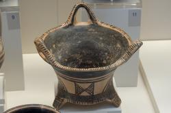 Kalathos, doslova „košík“. Tiryns, 1025 až 900 před n. l. Archeologické muzeum v Naupliu. Kredit: Zde, Wikimedia Commons. Licence CC 4.0.