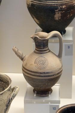 Nepříliš častý typ nádoby zvané „kojící láhev“ (Feeding bottle). Tiryns, 1025 až 900 před n. l. Archeologické muzeum v Naupliu. Kredit: Zde, Wikimedia Commons. Licence CC 4.0