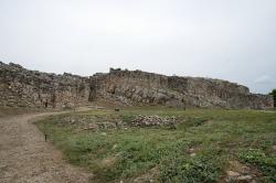 Západní hradby v Tiryntu. Kyklopské zdivo, asi 14. a 13. století před n. l. Kredit: Zde, Wikimedia Commons. Licence CC 4.0.
