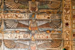 Dvě ze 46 postav supů na stropě chrámu v Esně. Nahoře hornoegyptská korunní bohyně Nechbet se supí hlavou, dole dolnoegyptská korunní bohyně Vadžet s hlavou kobry. Kredit:  Ahmed Amin / Ministry of Tourism and Antiquities (MoTA)