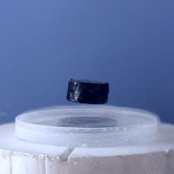 Dočkáme se laciné supravodivosti? Kredit: Mai-Linh Doan / Wikimedia
