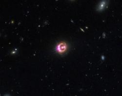 Supermasivní černá díra uvnitř kvazaru RX J1131-1231 rotuje s polovinou rychlosti světla (zdroj NASA).