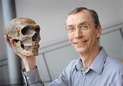 Svante Pääbo - švédský genetik a nositel Nobelovy ceny za fyziologii a medicínu. Jako první osekvenoval genom neandertálce. Na obrázku v póze „čtenáře“ genomu člověka neandertálského. Zdroj: Max Planck Institute for Evolutionary Anthropology.