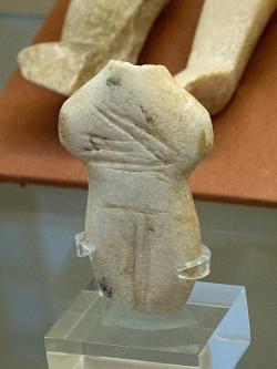 Kykladský idol před-kanonického typu z Naxu nebo Syru. Začátek rané doby bronzové. Kredit: Zde, Wikimedia Commons. Licence CC 4.0.