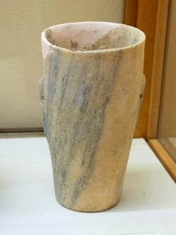 Raně kykladská vysoká nádoba z Paru, mramor. Skupina Grotta-Pelos, 3300-2800 před n. l. Kredit: Zde, Wikimedia Commons. Licence CC 4.0.