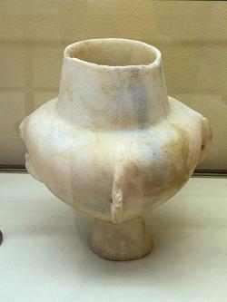 Raně kykladská mramorová kandila z Paru. Skupina Grotta-Pelos, 3300/3200 až 2800 před n. l. Kredit: Zde, Wikimedia Commons. Licence CC 4.0.