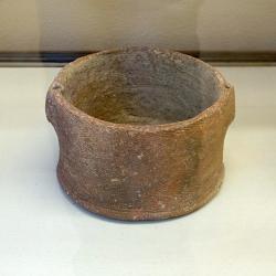 Raně kykladská keramická nádobka (pyxis) z Paru. Skupina Grotta-Pelos, 3300/3200-2800 před n. l. Kredit: Zde, Wikimedia Commons. Licence CC 4.0.