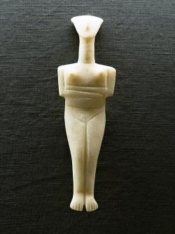 Kykladský idol, ženská postava, mramor. Varieta spedos, kultura Keros-Syros, 2700 až 2400/2300 před n. l. Archeologické muzeum na Syru, kat. č. 1176. Kredit: Zde, Wikimedia Commons. Licence CC 4.0.