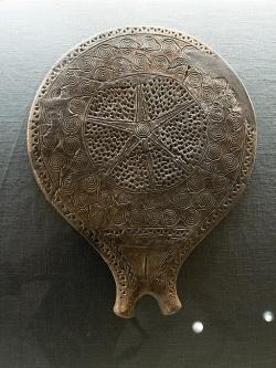 Kykladská „pánvička“, terakotový reliéf. Kykladská raná doba bronzová, 2700 až 2400/2300 před n. l. Archeologické muzeum na Syru, kat. č. 1176A. Kredit: Zde, Wikimedia Commons. Licence CC 4.0.