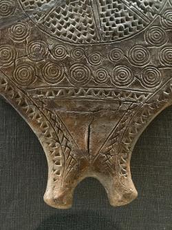 Kykladská „pánvička“, detail. Skupina Keros-Syros, 2700 až 2400 před n. l. Archeologické muzeum na Syru, 1176A. Kredit: Zde, Wikimedia Commons. Licence CC 4.0.