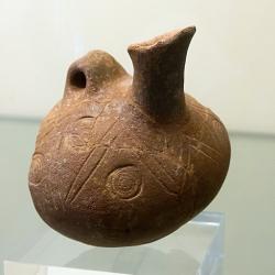 Raně kykladský keramický džbán zdobený rytím, připomíná tzv. kachní vázy, 2300–2200 před n. l. Archeologické muzeum na Syru. Kredit: Zde, Wikimedia Commons. Licence CC 4.0.