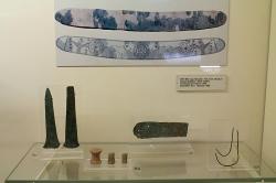 Nářadí a dekorace z pohřebiště u Chalandriani na Syru. Skupina Kastri, 2300 až 2200 před n. l. Archeologické muzeum na Syru. Kredit: Zde, Wikimedia Commons. Licence CC 4.0.