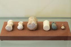 Kamenné nářadí z raně kykladského sídla na Kastri u Chalandriani, 2300 až 2200 před n. l. Archeologické muzeum na Syru. Kredit: Zde, Wikimedia Commons. Licence CC 4.0.