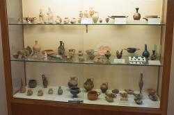 Řecká antická keramika, 10. až 5. století před n. l. Archeologické muzeum na Syru, místnost 3, skříň 7. Kredit: Zde, Wikimedia Commons. Licence CC 4.0.