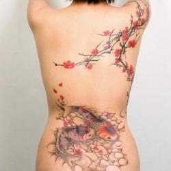 Třešňový květ a kapříci koi. Tatér: Joey Pang. Kredit: TattooTemple, CC BY-SA 3.0