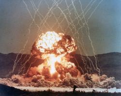 Jeden z jaderných testů operace Teapot („MET“, který předcházel zmíněným testům „Apple 2“ a „Zucchini“). K odpálení došlo 15. dubna 1955. Kredit: National Nuclear Security Administration/Nevada Site Office; Wikipedie (volné dílo)