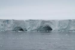 Pobřežní led obrovského kontinentu omývají vody Jižního oceánu. Foto z roku 2017. Kredit: University of Leicester/Katharina Hochmuth.