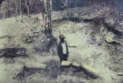 Fotografie domorodého dělníka, najatého Němci na vykopávkové práce v Tendaguru během let 1909 až 1911. Místní však o dinosauřích kostech věděli mnohem dříve, než se na toto místo vypravili první Evropané. Kredit: Neznámý autor; Wikipedia (volné dílo).