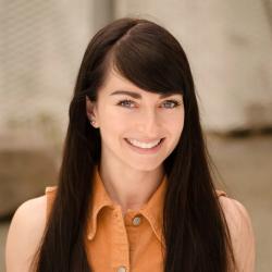 Tessa Montague. Její laboratoř se snaží získat sépie kterým při podráždění začnou svítit neurony. Kredit: Columbia University https://www.axellab.columbia.edu/tessa-montague
