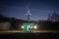 Zvukové "dělo" vystřeluje toxické částice stovky metrů směrem do nebe. Kredit: AFP. https://phys.org/news/2022-01-anti-smog-cannon.html