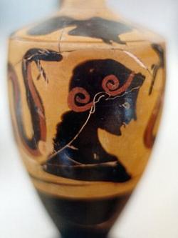 Busta ženy mezi velkými hady, snad Gaia, 520-500 před n. l. Archeologické muzeum v Thébách. Kredit: Zde, Wikimedia Commons. Licence CC 4.0.