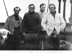 Čtyřlístek (zleva) Frank Wild, Ernest Shackleton, Eric Marshall a Jameson Adams, účastníci antarktické Expedice Nimrod (1907–1909), nazvána podle expedičního velrybářského škuneru Nimrod. Kredit: Wikipedia, Public Domain.