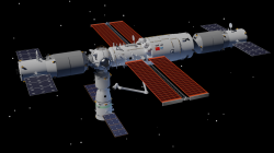 Model sestavy stanice během Expedice 2 od října 2021. Zleva nákladní loď Tchien-čou 2, základní modul Tchien-che a nákladní loď Tchien-čou 2, zdola kolmo dopravní loď Šen-čou 13. Kredit: Wikipedia Tiangong Space Station.