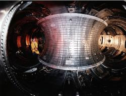 Starší tokamak TFTR. Kredit: US DOE / Wikimedia Commons.