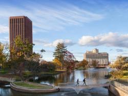 UMass Amherst, celým jménem University of Massachusetts in Amherst. Zde práce o svalových buňkách vznikala. Na obrázku je knihovna s campusem. Kredit: UMass Amherst