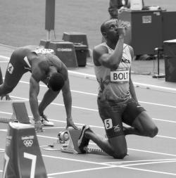 Bolt na vrcholu slávy, během Letních olympijských her v Londýně roku 2012. Se štafetou na 4 x 100 metrů zde vytvořil dosud platný světový rekord 36,84 sekundy, zatím historicky jediný čas pod 37 sekund. Kredit: Nick Webb, Wikipedie (CC BY 2.0)