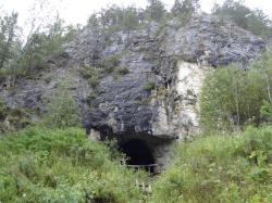 V Denisově jeskyni na Altaji se v roce 2008 poprvé našly zlomky kostí, u nichž se později ukázalo, že jsou 41 000 let staré a že patří vyhynulým příslušníkům rodu Homo (nebo druhu Homo sapiens) a že jsou blízcí neandertálcům.  Kredit: Xenochka, CC BY-SA 4.0